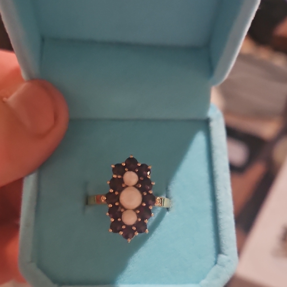 Elegant Gold and Black Women's Ring